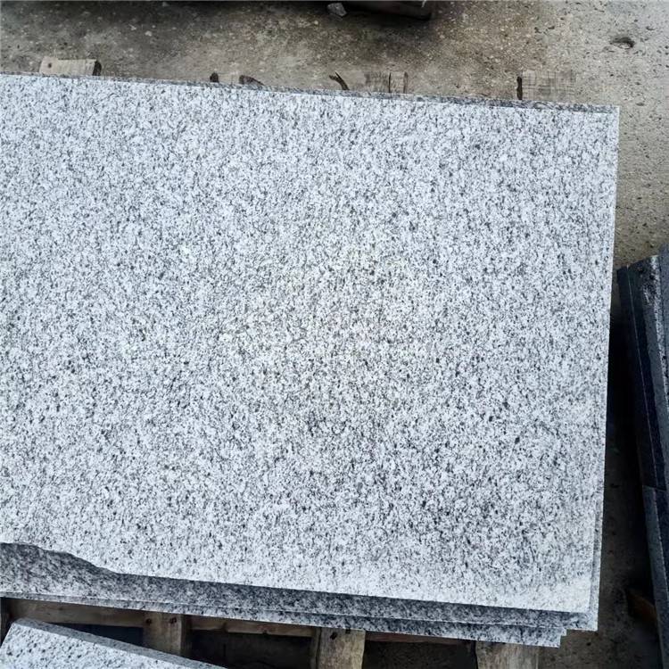 芝麻灰铺地石加工厂——济南荔枝面花岗岩板材加工价格与供应商指南